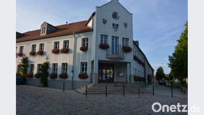 Auf den Stufen vor dem Verwaltungsgebäude machen es sich zuweilen Jugendliche mit alkoholischen Getränken gemütlich. Das wird bald nicht mehr möglich sein. Bild: jr