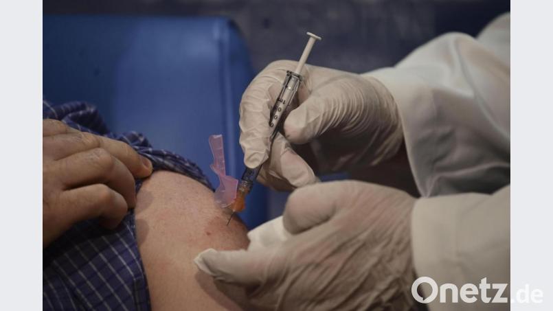 Eine Impfung gegen das Coronavirus ist in der ersten Ferienwoche im Impfzentrum Weiden und seinen Außenstellen ohne Termin möglich. Symbolbild: Carlos Giusti