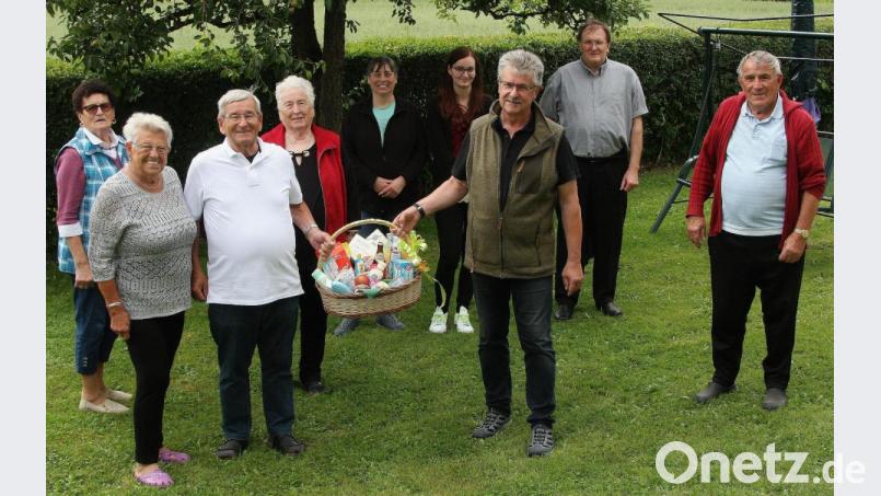 Albert Thoma (Dritter von links) feierte 85. Geburtstag. Dem Jubilar gratulierten Lebensgefährtin Lisette Straub (Zweite von links), Bürgermeister Wolfgang Braun (Dritter von rechts), Geschwister und nahe Verwandte. Bild: wro