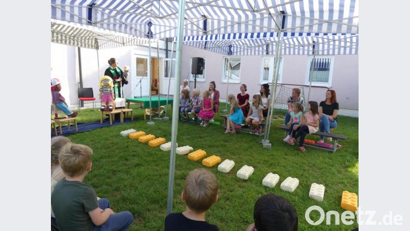 Nach Klage- beziehungsweise Trostworten der Puppen Franky und Frieda übernahm Pfarrerin Anne Utz die Sprechrolle eines schlauen Esels und half beim Brückenbau. Bild: rn