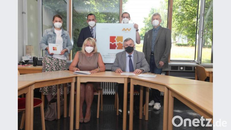 Professorin Andrea Klug (Präsidentin der OTH Amberg-Weiden) und Schulleiter Albert Bauer (sitzend) haben die Kooperationsvereinbarung unterzeichnet. Das Bild zeigt weiter (stehend von links) Dr. Carolin Wagner (Leiterin des Career-Service der OTH), Professor Matthias Söllner, Lehrer Martin Putzlocher und Studiendirektor Matthias Weiser. Bild: Hans-Jürgen Schmelzer/exb