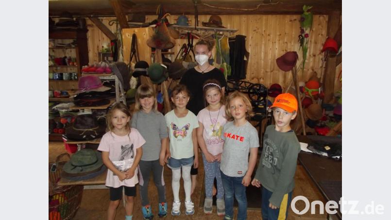 Magdalena Wolf (hinten) zeigte den Vorschulkindern auch die Filzwerkstatt. Bild: hai