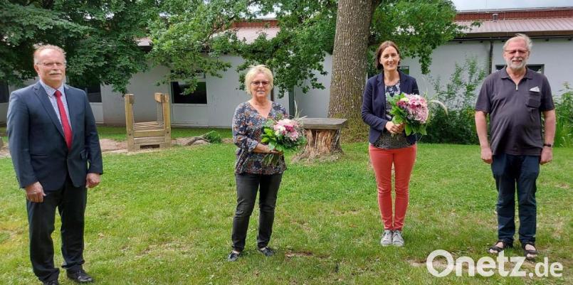 Verabschiedet wurden am Mittwoch im Rahmen einer kleinen Feierstunde Rektorin Johanna Reger (Zweite von rechts) und Förderlehrerin Doris Czerwik, nach 45 Berufsjahren. Dankesworte sprachen Bürgermeister Max Bindl (links) und Pfarrseelsorger Pater Benedikt Leitmayr. Bild: jr