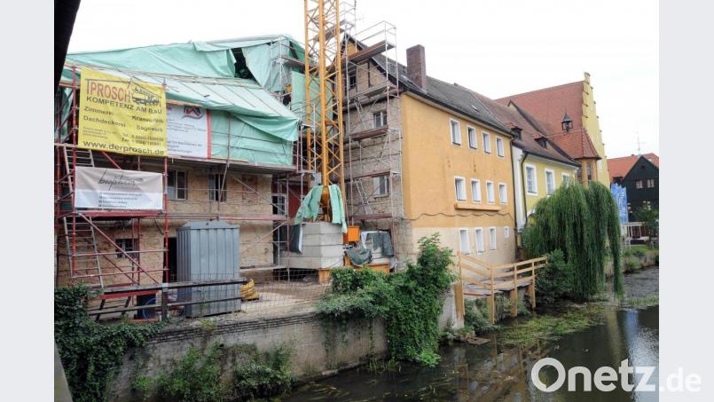 Amberg vermutlich kurioseste Baustelle, mit sehr wenig Platz und riesigem Kran, direkt an der Vils, im Herzen der Altstadt: Hier entsteht aus vier historischen Häusern das Hotel/Café Bootshaus. Bild: Stephan Huber