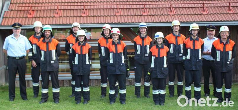 Trotz langer Corona-Pause bestehen die Feuerwehrmänner und -frauen ihre Leistungsprüfung mit Bravour (von links): Kreisbrandinspektor Martin Schmidt, Zweiter Kommandant Josef Giehrl, Florian Koller, Jakob Stauber, Kathrin Fischer, Wolfgang Fischer, Julia Giehrl, Heike Stein, Christina Pfab, Andreas Fischer, Benedikt Lederer, Kreisbrandrat Fredi Weiß und Kommandant Ludwig Fischer. Bild: u