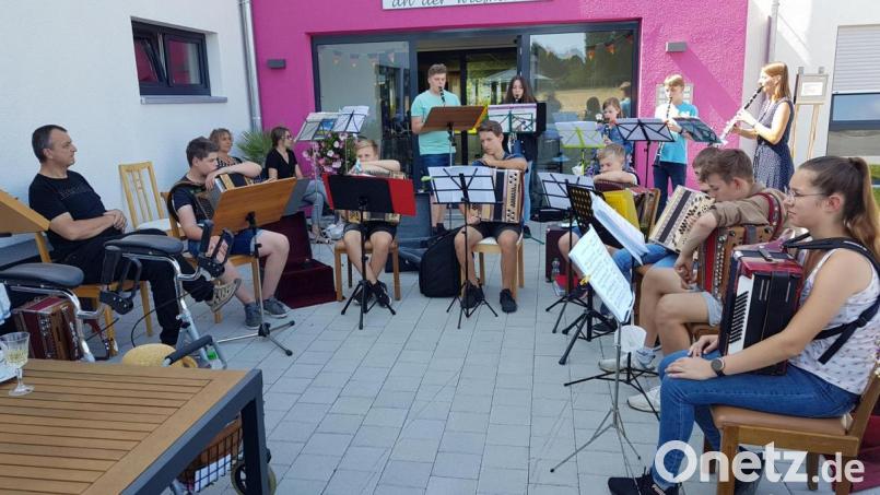 Einen bunten Nachmittag mit Besuch aus der Musikschule erlebten erstmals die Bewohner der Wohnanlage und Tagesstätte. Sie freuen sich bereits auf ein Wiedersehen mit den jungen Musikanten. Bild: gi