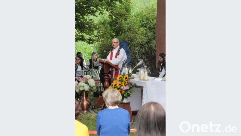 Pfarrer Herbert Rösl veranschaulicht in der Person eines Pilgers seine Gedanken Bild: Ulrich Wohlgemuth/exb