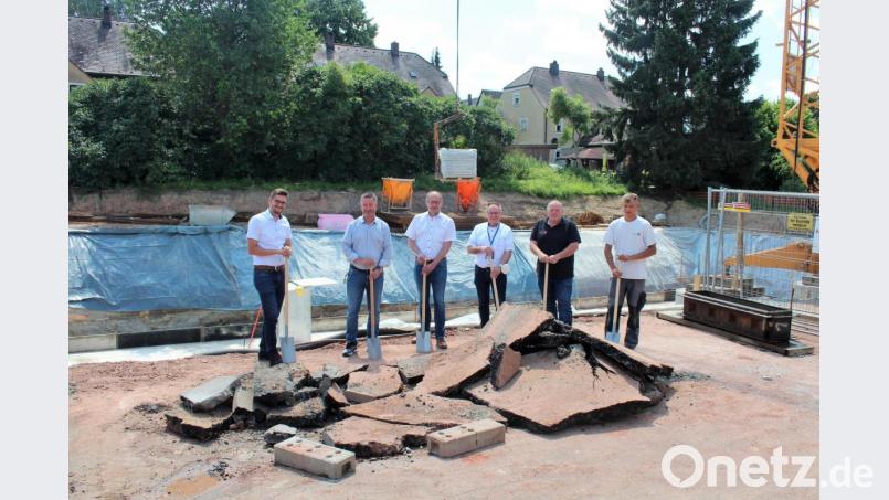 Vom (symbolischen) Spatenstich ab soll es bis Oktober 2022 dauern, bis die Mieter einziehen können Bild: stg
