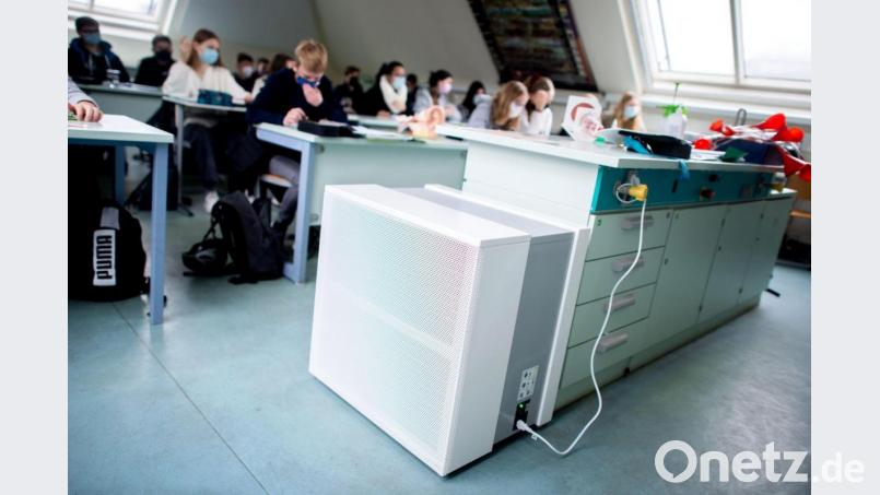Luftfiltergeräte wie dieses sollen einen Beitrag leisten, um einen erneuten Lockdown an den Schulen im Winter zu vermeiden. Bild: Hauke-Christian Dittrich / dpa