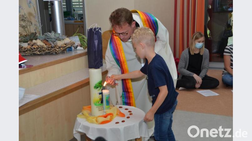 Maxime Krahmer zündete bei der Abschlussandacht mit Dekan Alexander Hösl die Don-Bosco-Kerze an. Bild: dob