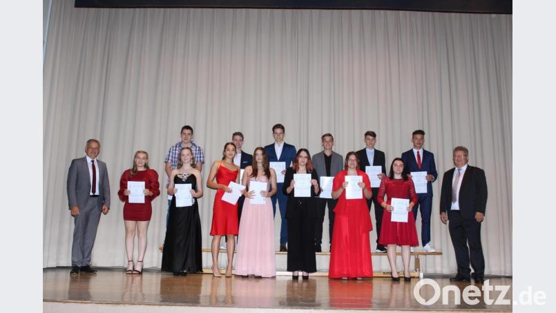 Den Absolventen der 10a von Klassenlehrerin Anna-Sunhild Wilka gratulierten Realschuldirektor German Helgert (rechts) und Landrat Roman Grillmeier (links): Sylvia Girisch (1,18), Luzi Roth (1,23), Tim Scharnagl (1,27), Simone Schultes, Tamina Kolb (beide 1,42), Philipp Riedl (1,45), Alisha Riedl (1,50), Julian Plannerer (1,55), Marcel Krist, Nadine Fiedler (1,64), Leonard Reichenberger (1,82), Janina Andor (1,83) und Christian Landgraf (1,91). Bild: Realschule Kemnath/exb