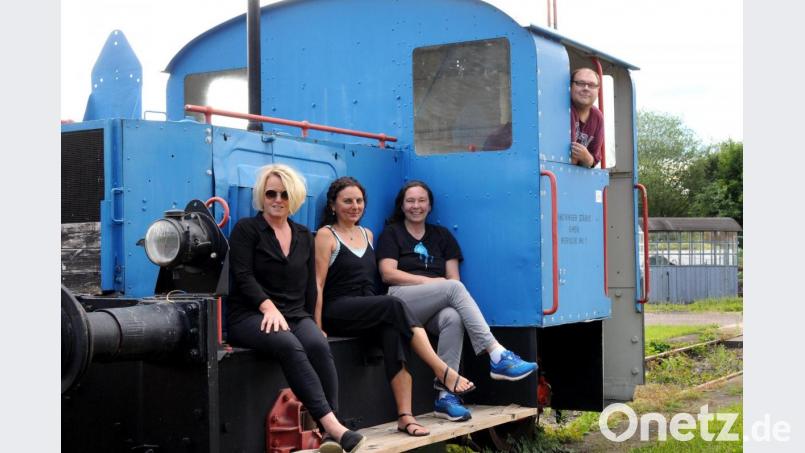 Hanna-Regina Uber, Marion Mack und Heike Lepke (von links) sind drei der neun Kunstschaffenden, die sich von 1. bis 7. August am Symposium beteiligen. Tobias Schuminetz (rechts), Vorstandsmitglied des Vereins Amberger Kaolinbahn, ist schon gespannt auf die Kunstwerke. Bild: Stephan Huber