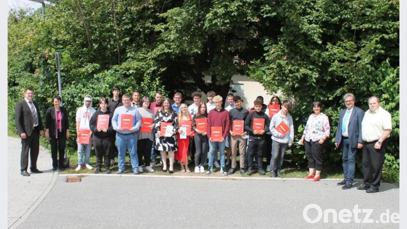 Konrektor Holger Popp, Schulleiterin Ulrike Neiser (links), Klassenleiterin Yvonne Walter, Bürgermeister Bernhard Stangl und Elternbeirats-Vorsitzender Josef Göppl (rechts) freuen sich über das hervorragende Abschneiden der Pressather Abschlussschüler. Klassenbeste sind Sabrina Stangl und Kiara Spachtholz (Bildmitte). Bild: Hans Walter/exb