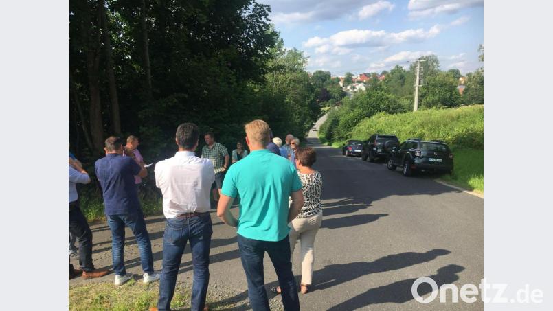 Die Straße nach Reiserdorf gehört der Stadt Neustadt. Darunter und daneben verläuft die Wasserleitung Richtung Wöllershof. Die muss die Gemeinde Störnstein so bald wie möglich erneuern. Wie kann man das eventuell gemeinsam stemmen und bezahlen? Darüber beraten die Bauausschussmitglieder aus Neustadt und Störnstein bei einem Ortstermin. Bild: phs