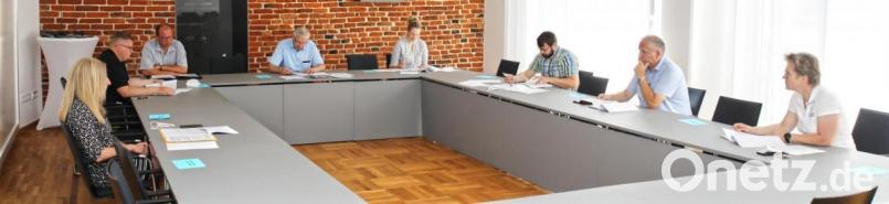 Im Rathaussaal kamen zur Schulverbandsversammlung zusammen (von links) Rektorin Sabine Graser, Stadtkämmerer Markus Knodt, Verwaltungsrat Hubert Wojtenek, Erbendorfs Bürgermeister und Schulverbandsvorsitzender Johannes Reger, Carolin Böckl aus der Verwaltung, Schulverbandsmitglied Fabian Keppler-Strobrawe sowie die beiden Bürgermeister Werner Prucker (Reuth bei Erbendorf) und Marion Höcht (Krummennaab). Bild: njn
