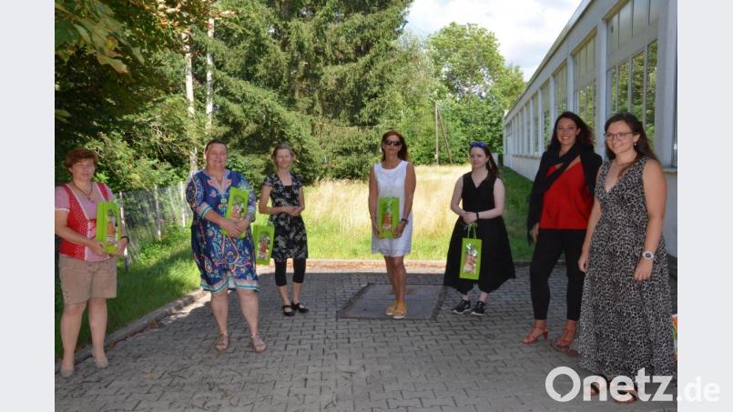 Die Schulleitung gratulierte den Jahrgangsbesten der Fachschulen Heilerziehungspflege und Heilerziehungspflegehilfe. Bild: Kunz