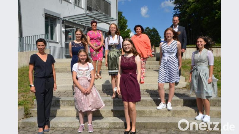Die besten der 10 b: Annika Wittmann aus Oberlind (vorne, Mitte) freute sich über das Traumergebnis von 1,0 in ihrem Abschlusszeugnis. So auch die anderen Schüler legten ein Ergebnis besser als 1,5 ab. Realschulstudienrätin Johanna Bechtl (links) leitete die Schüler als Klassenlehrerin an. Bild: dob