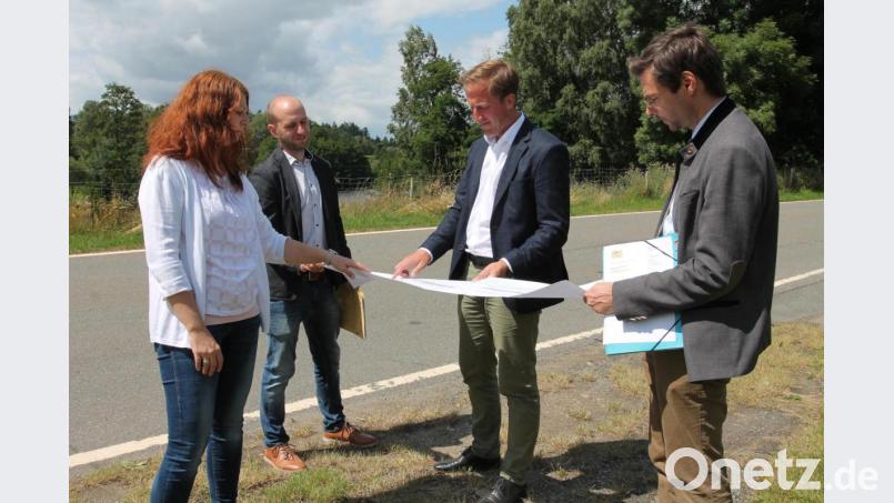 Tobias Bäumler und Felix Steghöfer (Mitte, von rechts) erläutern Bürgermeisterin Marina Hirnet und MdL Dr. Stephan Oetzinger die Planung. Bild: pi