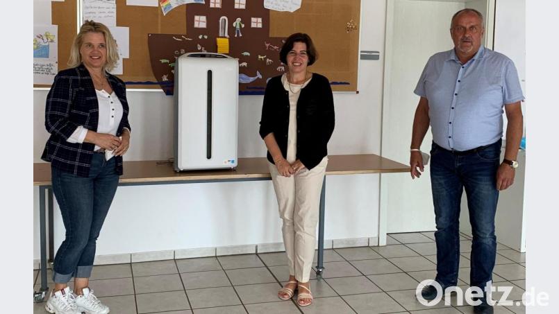 Bürgermeister Anton Peter (rechts) und Schulleiterin Andrea Konrad (Mitte) sind froh, dass alle Klassenzimmer und Fachräume der Grundschule zum neuen Schuljahr über mobile Luftreinigungsgeräte verfügen. Mit auf dem Bild Rita Graßler (links). Bild: Gemeinde Ammerthal/exb