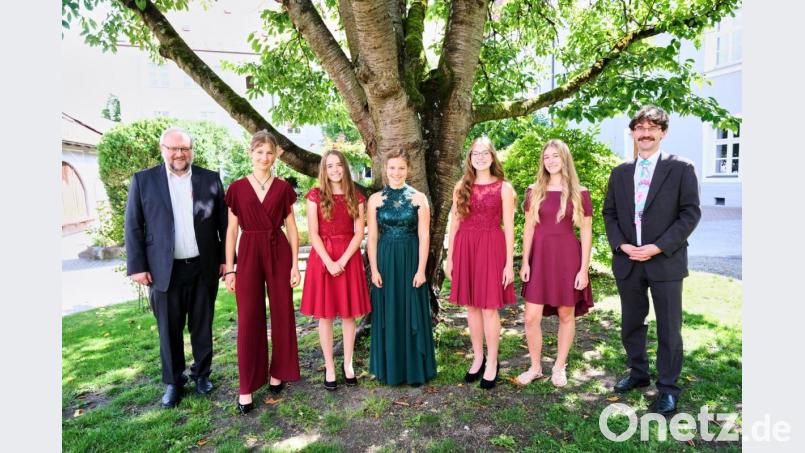 Die besten Absolventinnen mit den verantwortlichen Pädagogen (von links): Realschulkonrektor Richard Reber, Hanna Hefner, Julia Meier, Maja Fleischmann, Lisa Schöner, Leonie Schmarander und Schulleiter Oberstudiendirektor Günter Jehl. Bild: Peter Ringeisen/exb
