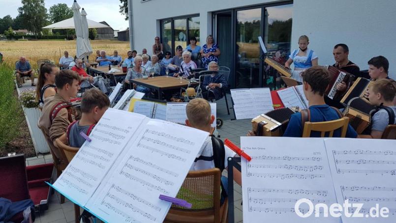 Einen bunten Nachmittag mit Besuch aus der Musikschule erlebten erstmals die Bewohner der Wohnanlage und Tagesstätte. Sie freuen sich bereits auf ein Wiedersehen mit den jungen Musikanten. Bild: gi