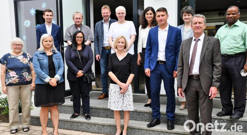 Großer Bahnhof bei der Verabschiedung der Freudenberger Rektorin (von links): Sigrid Spies (Ganztagsbetreuung), Elternbeiratsvorsitzende Ramona Beyerlein, Christopher Schwebfinger (Religionslehrer), Anja Swiderski (Aufsicht), Pfarrer Joachim von Kölichen, Bürgermeister Alwin Märkl, Manon Endres (stellvertretende Schulleiterin), Gabriele Krettner, Heidrun Leitz (künftige Rektorin), Florian Fuchs (Mittelschule Kümmersbruck), Helga Gradl (Mittelschule Ensdorf), Schulamtsdirektor Gerald Haas und Pfarrer Moses Gudapati. Bild: sche