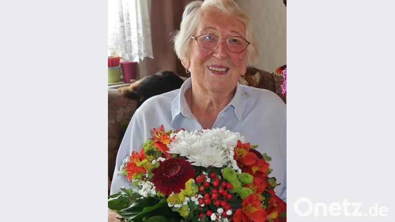 Viele Gratulanten stellen sich zum 95. Geburtstag von Maja Wiesnet in Schlicht ein. Bild: rha