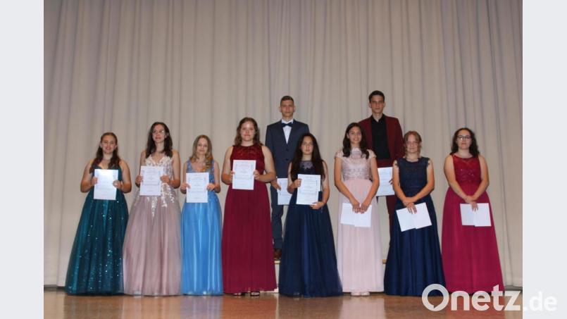 Die besten Abschlüsse der 10e von Klassenleiterin Beate Seit (rechtes Bild) hatten Sabrina Murr (1,0), Sofie Panzer (1,33), Jonas Seitz, Melina Lauber (beide 1,42), Marie Felbinger (1,5), Natascha Paschek (1,69), Julia Ott (1,75), Luisa Birkner (1,77), Theresa Koschta (1,85) und Stefan Bitterer (1,92). Bild: Realschule Kemnath/exb