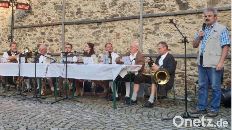 Dritter Bürgermeister Josef Fleißer (rechts) eröffnete das erste Konzert der "Schönseer Abendklänge", bei dem die Stammtisch-Musikanten das Publikum unterhielten. Bild: Stadt Schönsee/exb