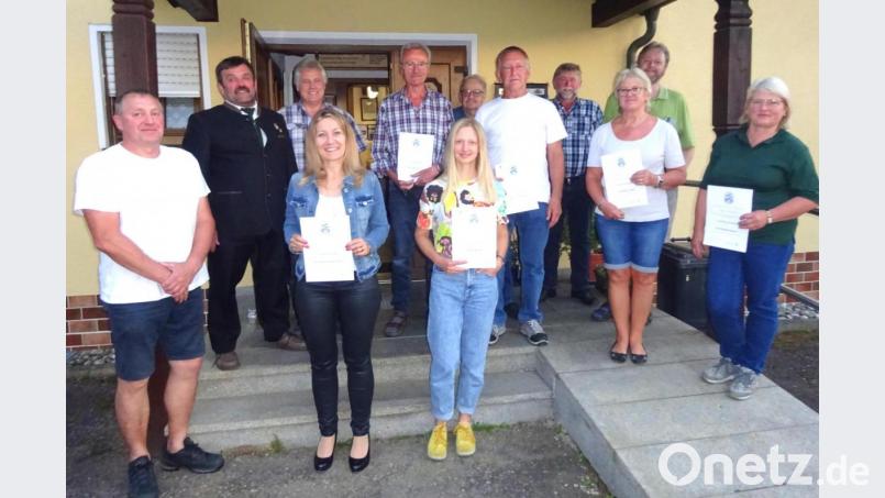 Über die bayerische Verdienstnadel freuen sich Josef Wittmann, Kerstin Krämer-Höreth und Nicole Hoch (vorne, von links), sowie (von rechts) Hildegard Werner, Stephan Ach, Renate Forster, Josef Kleber, Franz Peintinger, Karl Hölzl, Hans Grötsch und Georg Kleber,. Bild: fjo
