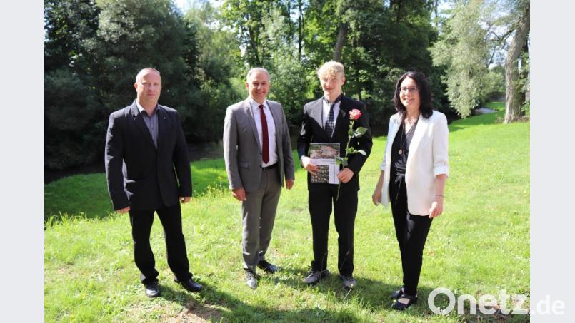 Der erste Schüler, der an der Mädchenrealschule den Realschulabschluss machte: Fabian Schwarzenberger zusammen mit Schulleiterin Kerstin Reiter sowie von links Elternbeiratsvorsitzender Alexander Wurm und Landrat Roland Grillmeier. Bild: Rektorat MRS Waldsassen/exb