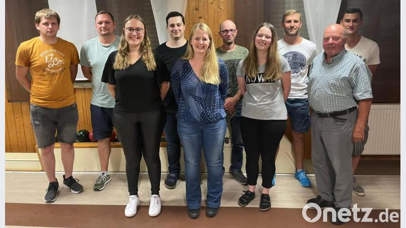Neuer Präsent vom Sportkegelclub BW ist Philipp Grötsch (Vierter von links); zweiter Vorsitzender Stefan Stauber (Zweiter von links) und dritte Vorsitzende Marina Reiner (Fünfte von links) sowie die weiteren Vorstandsmitglieder mit auf dem Bild. Karl Liebl (Zweiter von rechts) hat die Wahl durchgeführt. Bild: gi