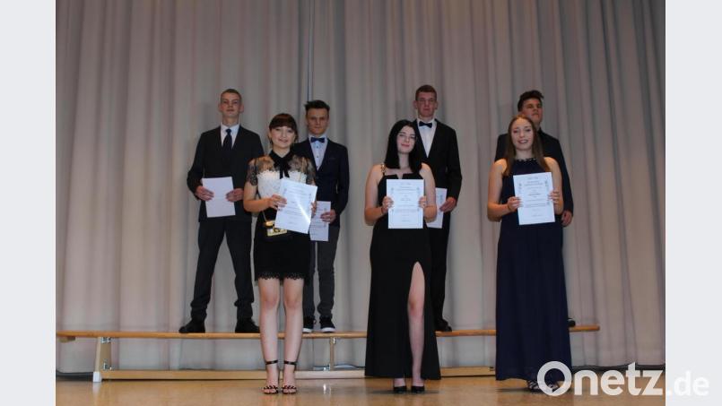 In der Klasse 10b von Gertraud Burkhardt haben eine Eins vorm Komma: Nils Kausler (1,36), Jan Prischenk (1,55), Oliver Samsonov (1,64), Sophia Macher (1,75), Alina Gusenko, Marius Brunner (beide 1,82) und Johanna Köchert (1,91). Bild: Realschule Kemnath/exb