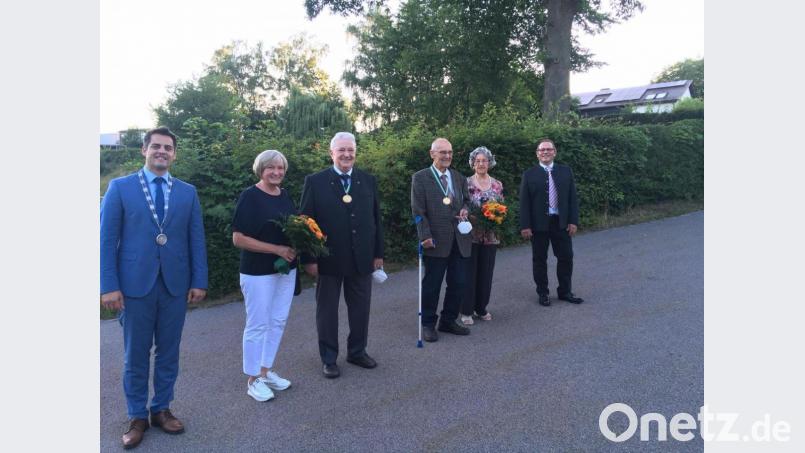 Bürgermeister Rudolf Teplitzky (links) und dessen Stellvertreter Egbert Völkl (rechts) hielten die Laudationes für den neuen Ehrenbürger Karl-Heinz Stoppa (Dritter von links) mit Ehefrau Gerti und den Träger der Goldenen Bürgermedaille Hubert Teplitzky (Dritter von rechts) mit Ehefrau Barbara. Bild: ihl