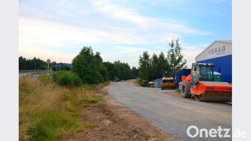Lediglich eine Asphaltschicht fehlt noch in den Kurvenbereichen. Dann kann das für über 100.000 Euro erstellte Provisorium im Autohof als neue Zufahrt in Betrieb gehen. Bild: fjo