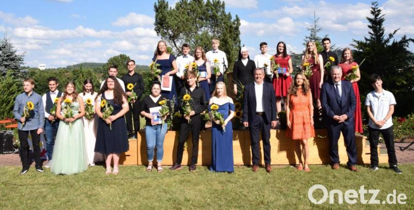 Die Einser-Absolventen der Realschule Auerbach mit Bürgermeister Joachim Neuß, Direktorin Schwester Lioba Endres, Landrat Richard Reisinger sowie den Klassleiterinnen Kerstin Richtsteiger und Carolin Rupprecht. Bild: wku
