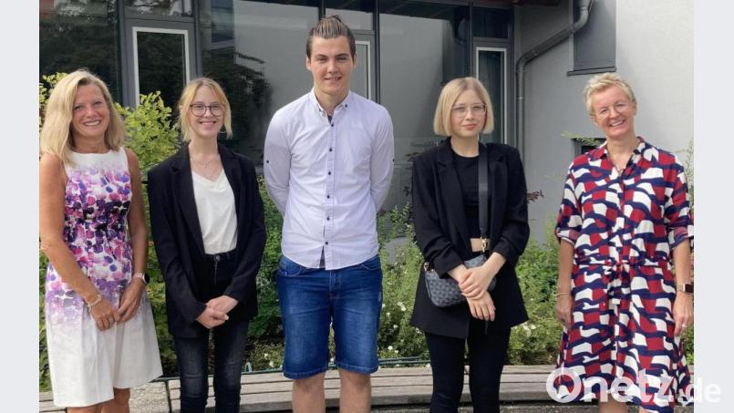 Nele Bauer (Zweite von rechts) und Ionut Gogolan (Mitte) schließen ihren Quali als Klassenbeste ab (jeweils 1,7). Desirée Pröm (Zweite von links) komplettiert die Spitzenplätze mit ihrem Schnitt von 1,8. Klassenleiterin Sabine Spindler (links) und Rektorin Michaela Bergmann (rechts) gratulieren. Bild: tat