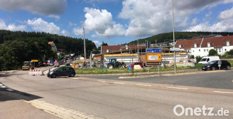 Ab Montag wechseln die Sperrschilder. Die Regensburger Straße ist dann wieder frei und die Kreisstraße Richtung Kemnath gesperrt. . Bild: ihl