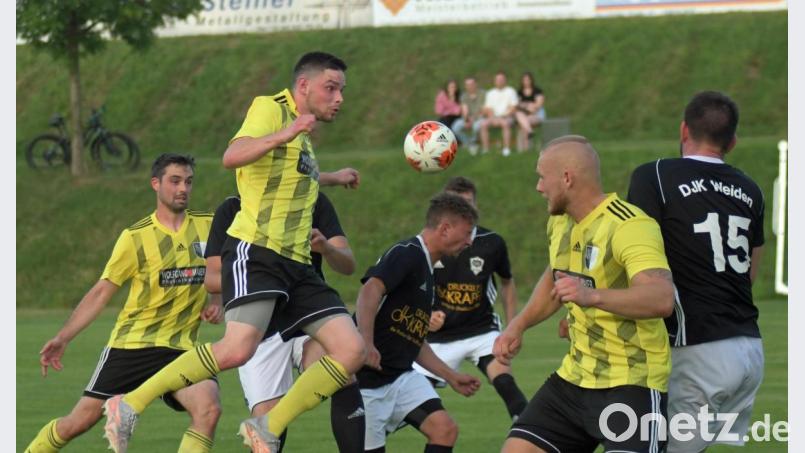 Der Neustädter Patrick Michl verfehlt knapp eine Hereingabe. Aufsteiger DJK Neustadt kassierte am Freitagabend eine 1:4-Heimniederlage gegen die DJK Weiden. Bild: otr