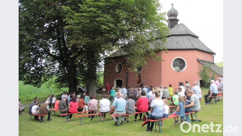 Vor der Jakobi-Kirche in Fuchsberg fand der Gottesdienst zum Patrozinium statt. Bild: Ulrich Wohlgemuth/exb