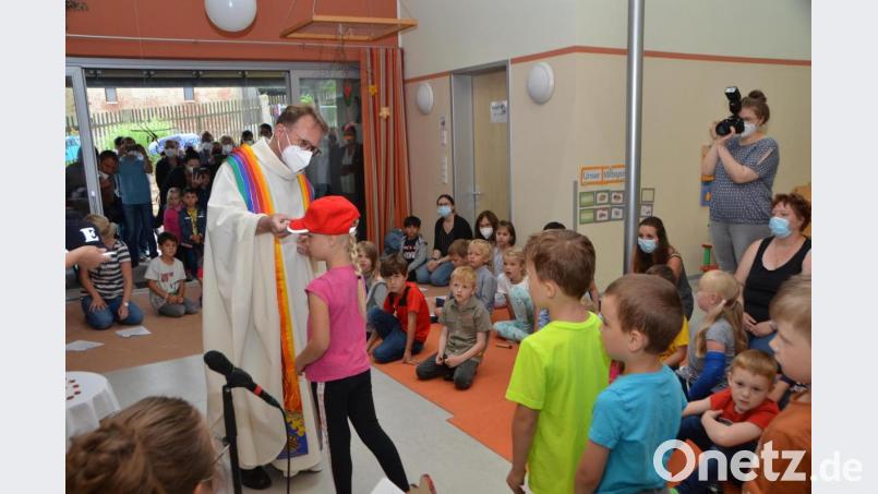 Mit dem persönlichen Segen von Dekan Alexander Hösl erhielten die Kinder auch ein Käppi mit den Initialen. Bild: dob