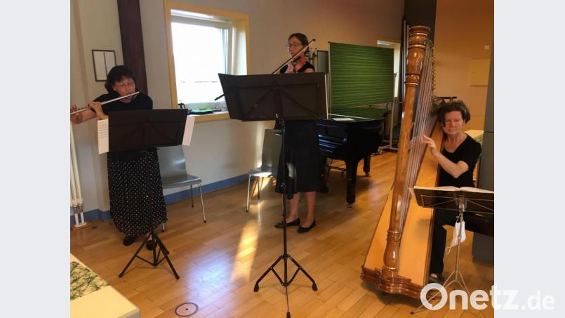 Sylvia Felgenträger, Querflöte, Katrin Schäufl, Viola, und Veronika Miller-Wabra, Harfe (von links) gaben der Feierstunde eine stimmungsvolle musikalische Note Bild: ihl