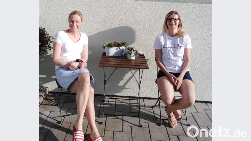 Julia Aukhofer (rechts) und Sandra Freitag halfen ihren Nachbarn, die an Corona erkrankt und in Quarantäne waren, wo es nur ging. Bild: Panzer/exb