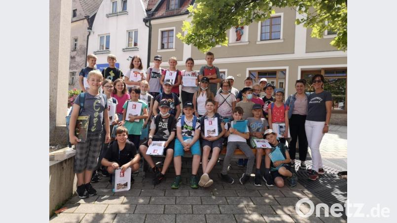 Schüler der Lobkowitz-Realschule kartieren den Stadtplatz und führen eine Verkehrszählung durch. Bild: krb