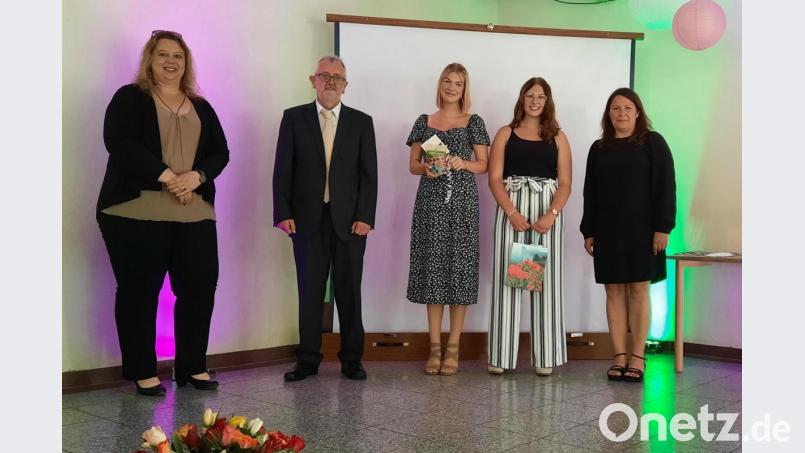 Eine Eins vor dem Komma steht in den Zeugnissen von Michelle Timm (Zweite von rechts) und Celine Brunner (Mitte). Klassenleiterin Katrin Küffner (rechts) und Schulleiter Ferdinand Höllerer (Zweiter von links) sind stolz, dass die gesamte Klasse die Mittlere Reife bestanden hat. Links die Elternbeiratsvorsitzende Simone Frohnhöfer. Bild: Mittelschule Auerbach/exb