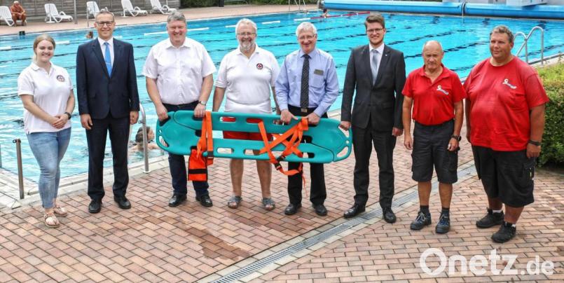 Gerne nahm Wasserwacht-Vorsitzender Thomas Seiler (vierter von links) das neue Rettungsgerät, ein Spineboard, aus den Händen von Bürgermeister Johannes Reger (vierter von rechts) und zweiten Bürgermeister Bernhard Schmidt (dritter von links) entgegen. Mit auf dem Bild (von links) Victoria Seiler von der Wasserwacht, die beiden Bankenvertreter Hans Dumler und Alexander Goblirsch sowie die beiden Bademeister Roman Siegert und Heinrich Denz. Bild: njn