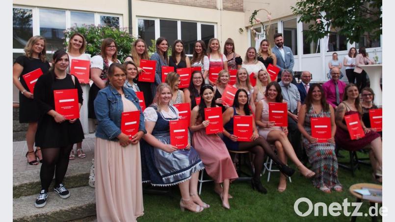 Abschlussfeier der Staatlichen Fachakademie für Sozialpädagogik Neustadt/WN Bild: krb