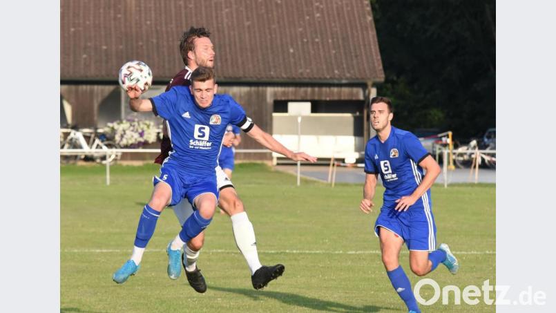 Der Raigeringer Kapitän Patrick Stauber (vorne) liefert sich ein Kopfball Duell mit Benedikt Sehr von der SpVgg Schirmitz. Bild: gb