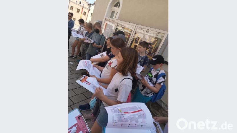Schüler der Lobkowitz-Realschule kartieren den Stadtplatz und führen eine Verkehrszählung Bild: krb