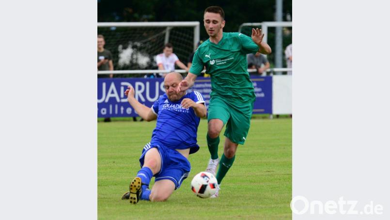 Der Schmidgadener Christopher Neidl (links) haut sich gegen den Stullner Fabio Cordio voll rein. Die Schmidgadener wollen gegen die Eintracht aus Schwandorf am Samstag erstmals punkten. Bild: mhs